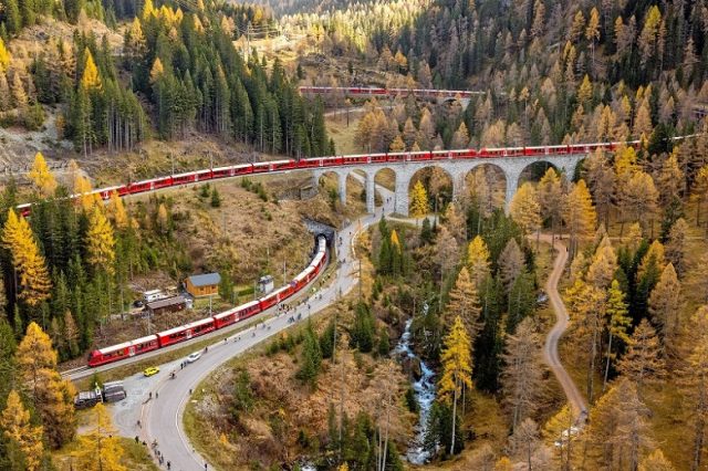 Rhaetian Railway sets new record for longest passenger train