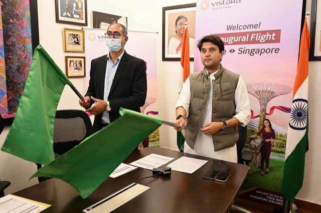 Vistara's first flight between Pune and Singapore inaugurated by Hon'ble Union Minister Of Civil Aviation, Shri Jyotiraditya Scindia and Mr Vinod Kannan, CEO, Vistara