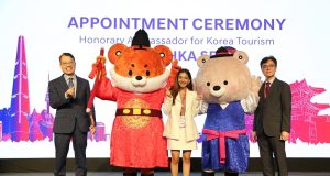 L to R: Younggeun Lee (Executive Director of Korea Tourism Organization), Anushka Sen and Myongkil Yun, Regional Director – India & SAARC (Korea Tourism Organization)