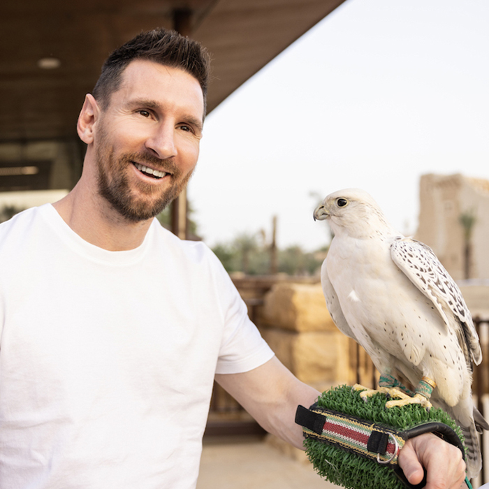 Messi holds a white falcon in Saudi