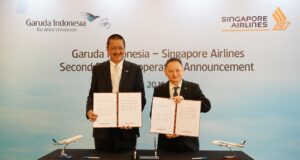 L-R: Irfan Setiaputra, CEO, Garuda Indonesia and Goh Choon Phong , CEO, Singapore Airlines